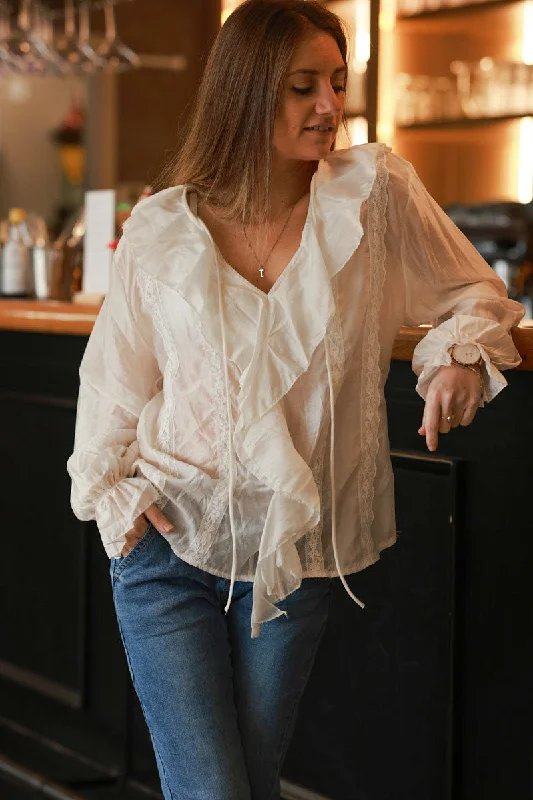 Blouse écru effet soie col et manches volants détails dentelle